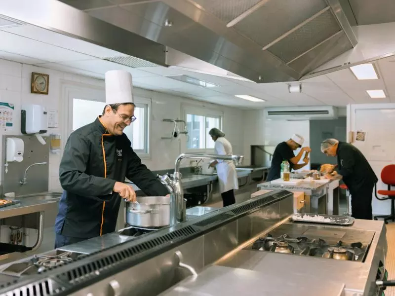 Employé polyvalent en restauration